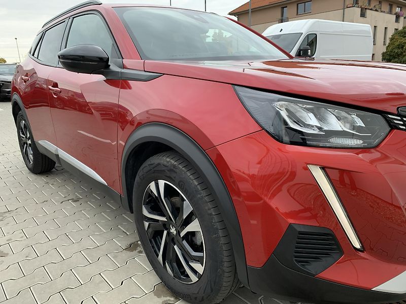 Peugeot 2008 ALLURE 1.2 PureTech 74kW MAN6 - fotka 31 z 33