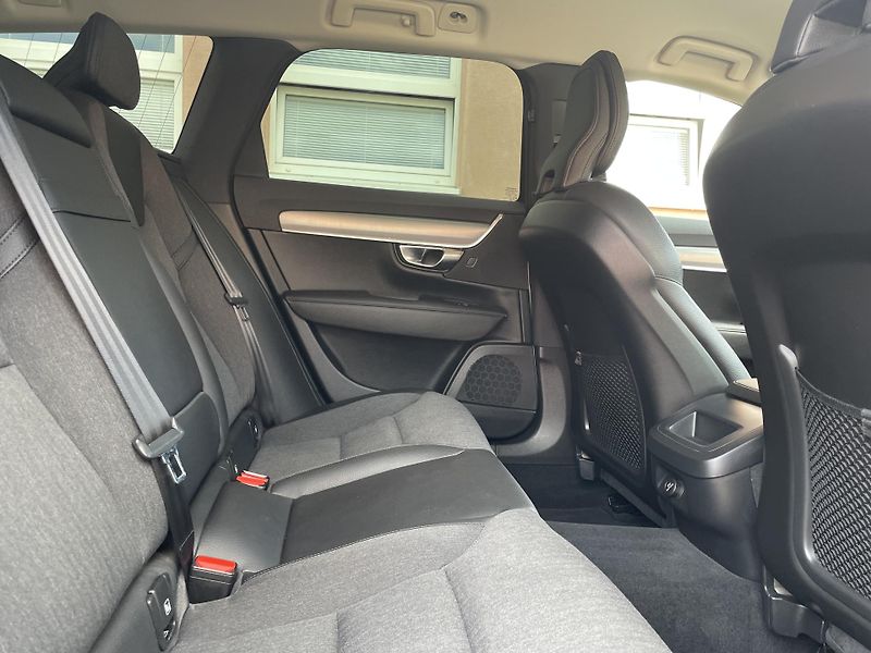 Volvo V90 (2019) 2.0 D4 140kW MOMENTUM - fotka 14 z 32