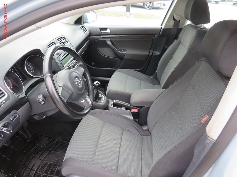 Volkswagen Golf (2011) 1.6 TDi, Panor, výhřev sed - fotka 10 z 19