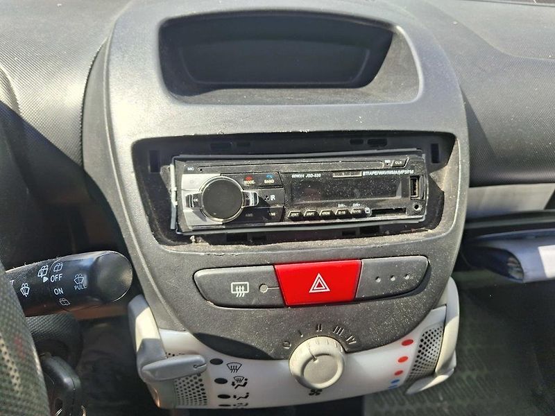 Peugeot 107 1,0 7B64871 - fotka 16 z 17