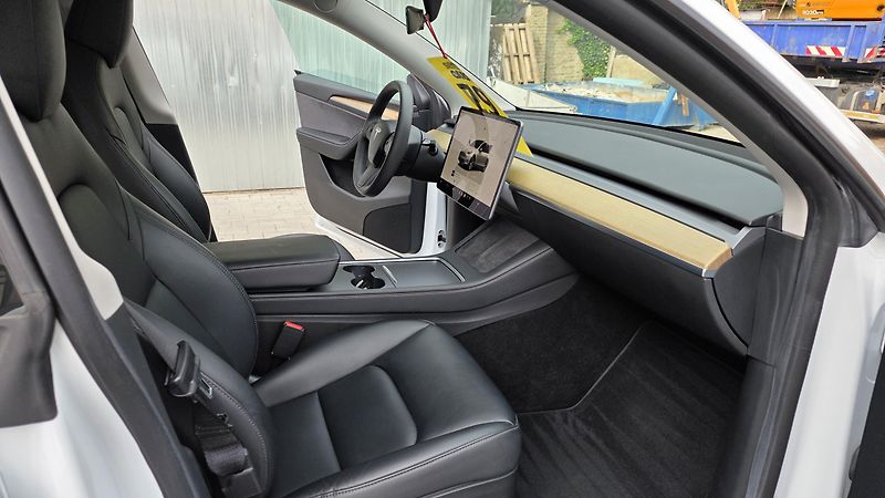Tesla Model Y (2023) LR AWD Záruka SoH 93,2% - fotka 11 z 33