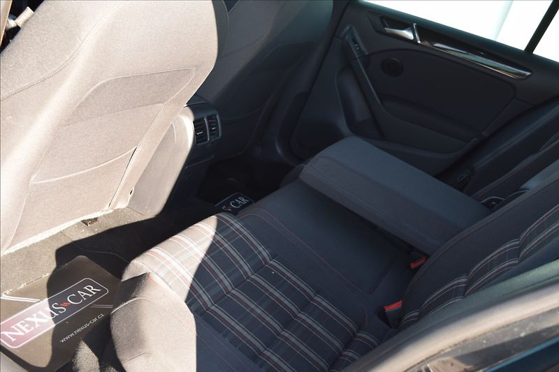 Volkswagen Golf 2,0 GTI 155KW PO SERVISE DSG - fotka 16 z 45