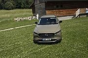 Pod kapotou je stále velkoobjemový benzínový motor bez přeplňování.