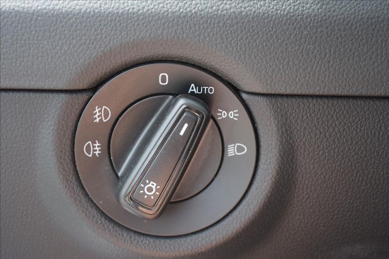 Škoda Octavia 1,4 TSI 110KW NÍZKÉ KM XENONY - fotka 36 z 51