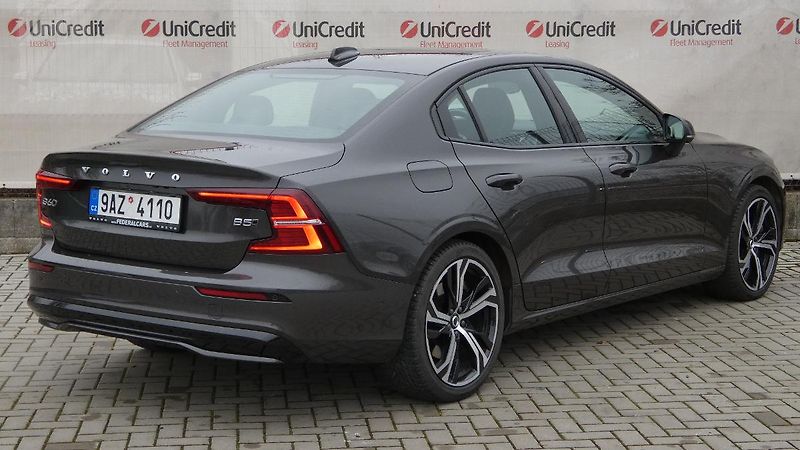 Volvo S60 B5 AWD Ultimate Dark - fotka 3 z 25