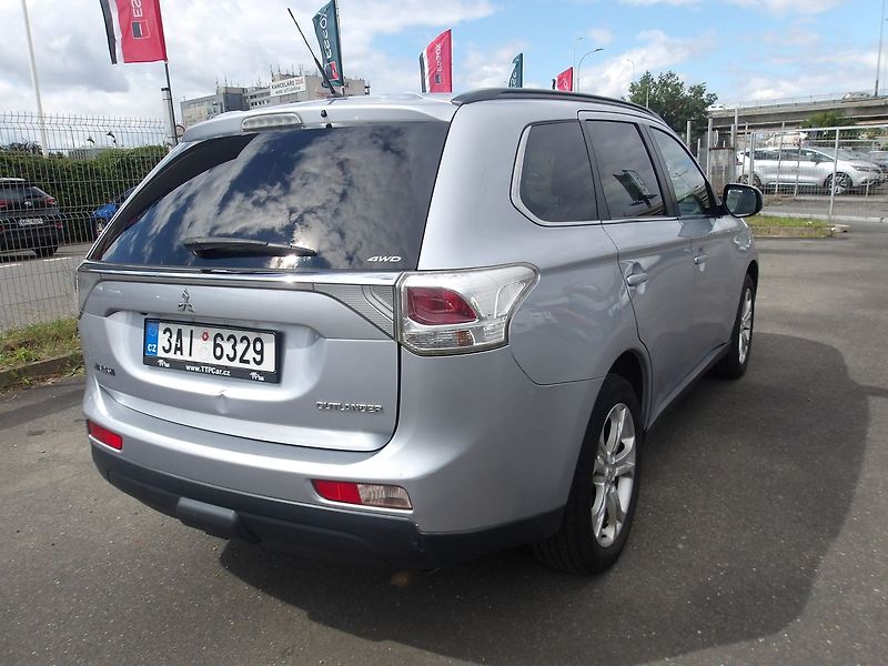 Mitsubishi Outlander 2,3DI-D 4x4 ČR 7 MÍST ! 2.MAJ. - fotka 13 z 39