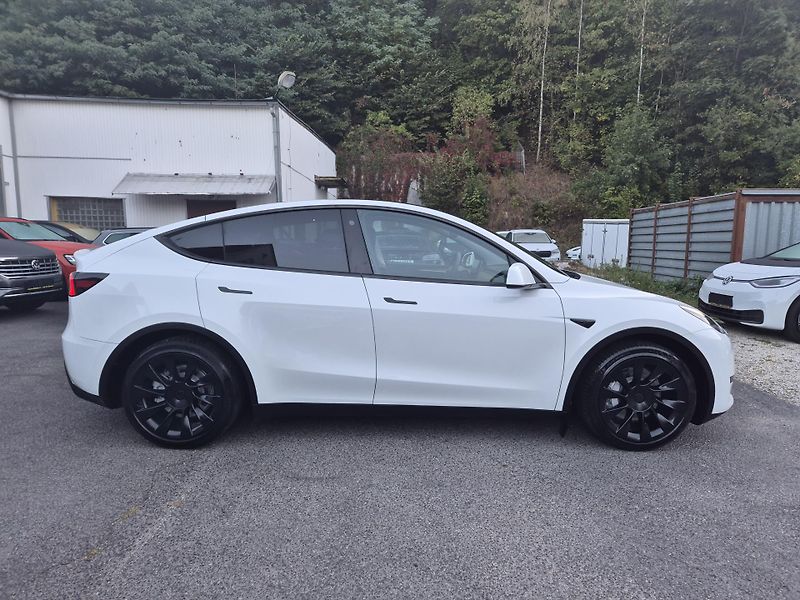 Tesla Model Y RWD 220kw TZ SOH 93,1 % - fotka 7 z 50