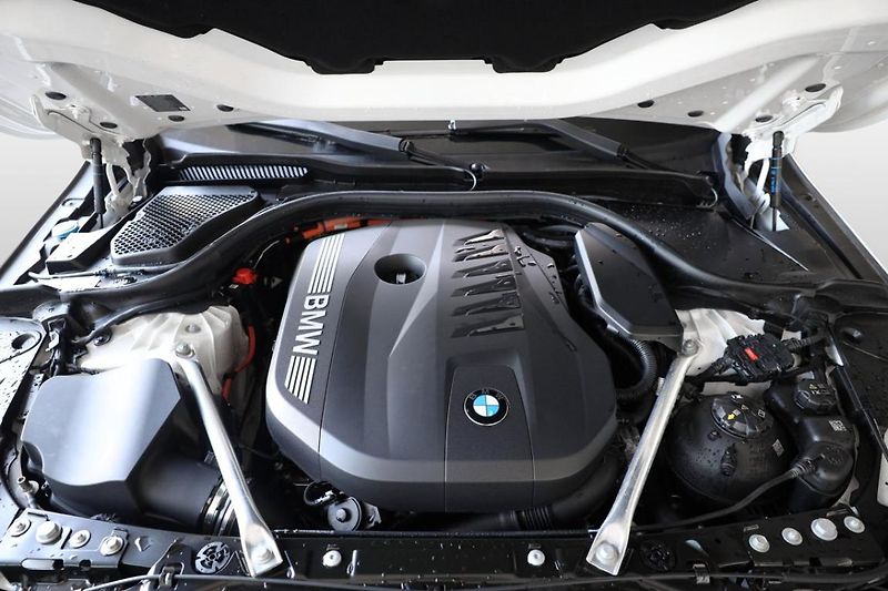 BMW Řada 5 550e xDrive Touring - fotka 9 z 33