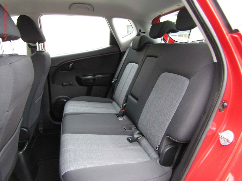 Kia Venga (2010) 1.4 CRDi, AC, park.asist - fotka 10 z 15