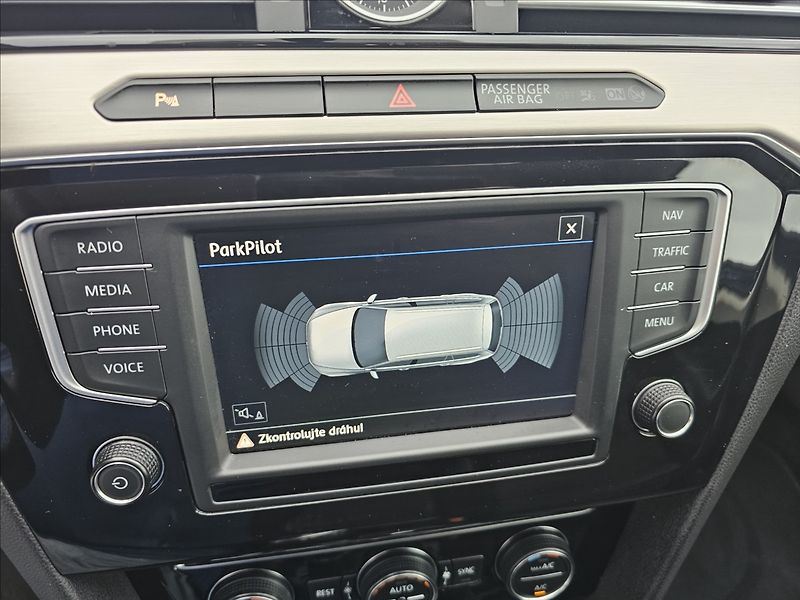 Volkswagen Passat B8 2,0 TDi 110KW Highline - fotka 19 z 45