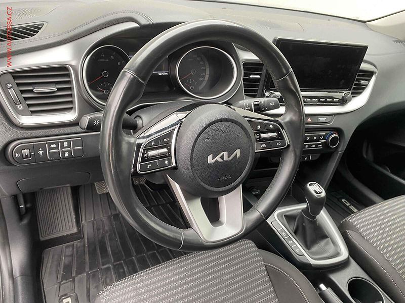 Kia Ceed (2023) 1.5 T-GDi, 1.maj,ČR, TOP - fotka 13 z 18