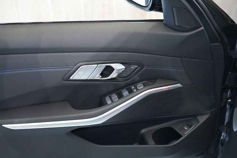 BMW Řada 3 M340i xDrive Touring, M PRO - fotka 24 z 46
