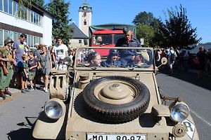 Srdce každého nadšence pro historickou vojenskou techniku muselo opravdu zaplesat. Vozidel v krušnohorském městysu Kovářská bylo k vidění více než požehnaně.