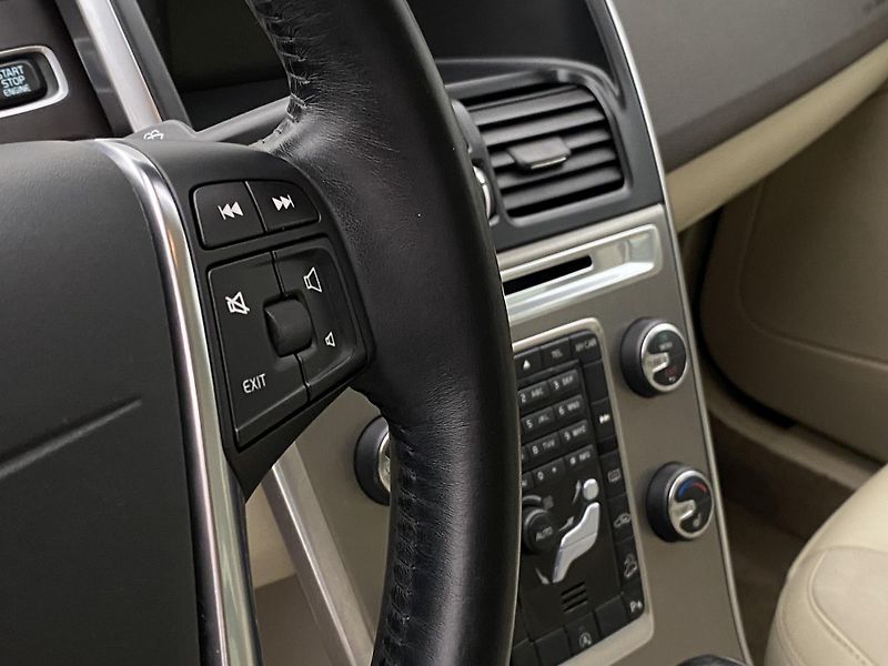 Volvo XC60 D4 AWD MOMENTUM CZ - fotka 20 z 45
