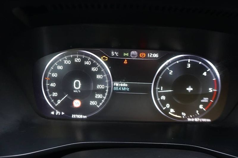 Volvo XC40 (2018) - fotka 13 z 35