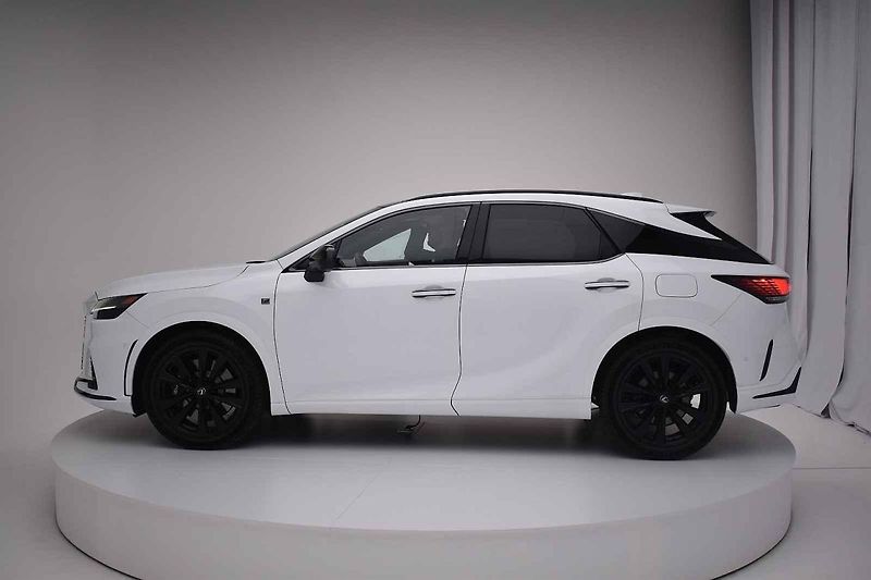 Lexus odtajnil novou generaci svého bestselleru RX