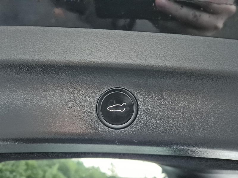 Tesla Model Y RWD 235kw 95,3 % - fotka 46 z 49