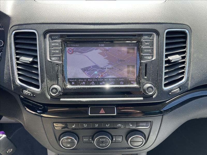 Volkswagen Sharan 2,0 TDi 135kw DSG 7míst Highli - fotka 18 z 46