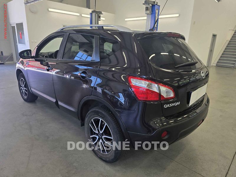 Nissan Qashqai (2012) 1.6 16V, ČR, panorama, autoAC - fotka 2 z 3