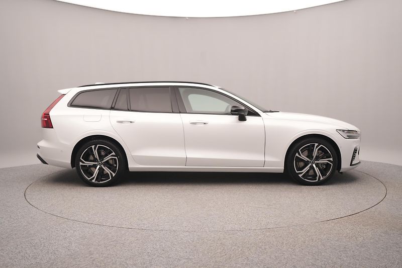 Volvo V60 (2026) T6 AWD Plug-in DARK ULTRA - fotka 13 z 24