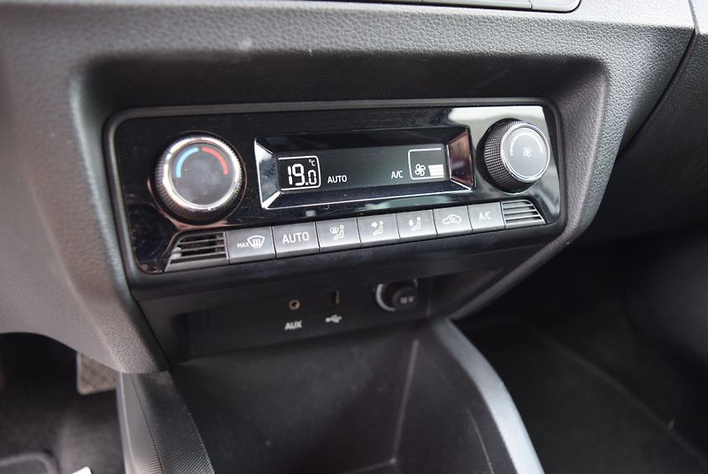 Škoda Fabia (2015) 1.2TSI 66kw STYLE AC TEMPOMAT - fotka 22 z 45