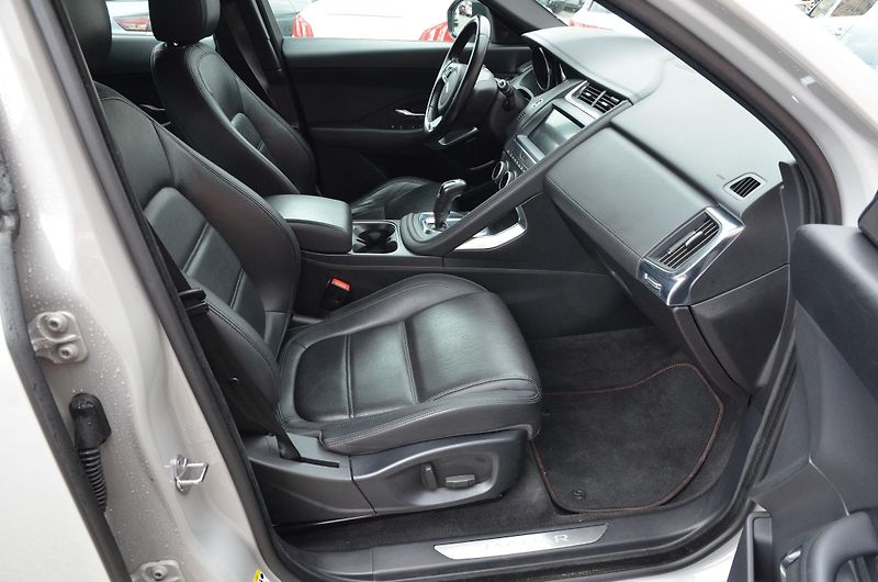 Jaguar E-Pace (2018) 2.0 D 132kW S AWD AT 1.MAJITEL - fotka 13 z 43