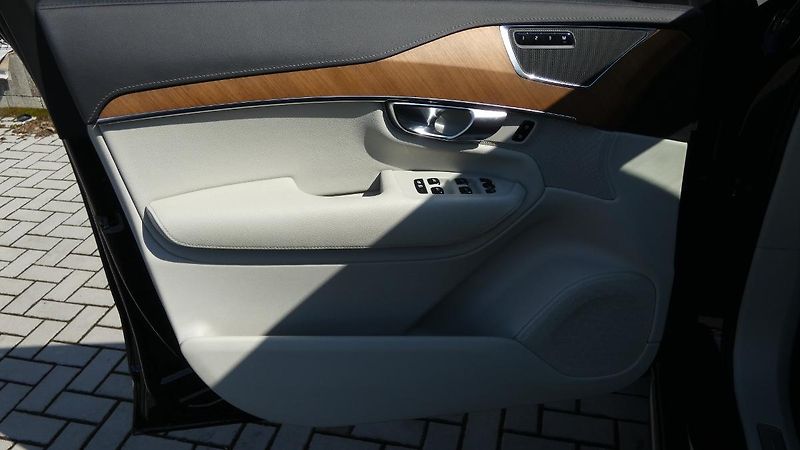 Volvo XC90 T8 AWD Recharge Inscription AT - fotka 8 z 26