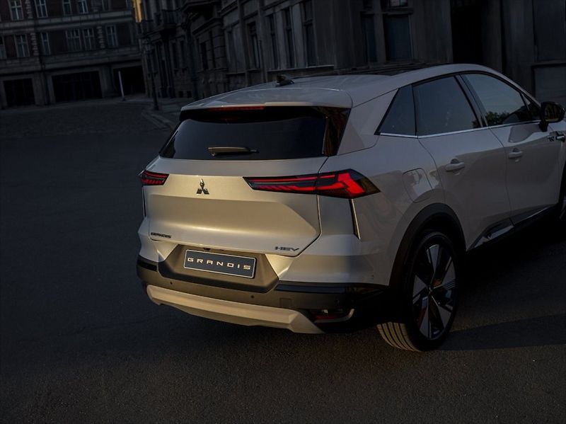 Mitsubishi Grandis (2025) 1.8 AT M-HYBRID  INTENSE+ - fotka 6 z 9