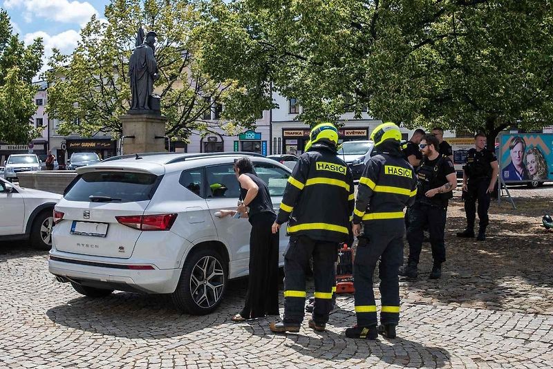 Záchranné složky policie a hasičů na frýdeckém náměstí, 17. června 2024, Frýdek-Místek.