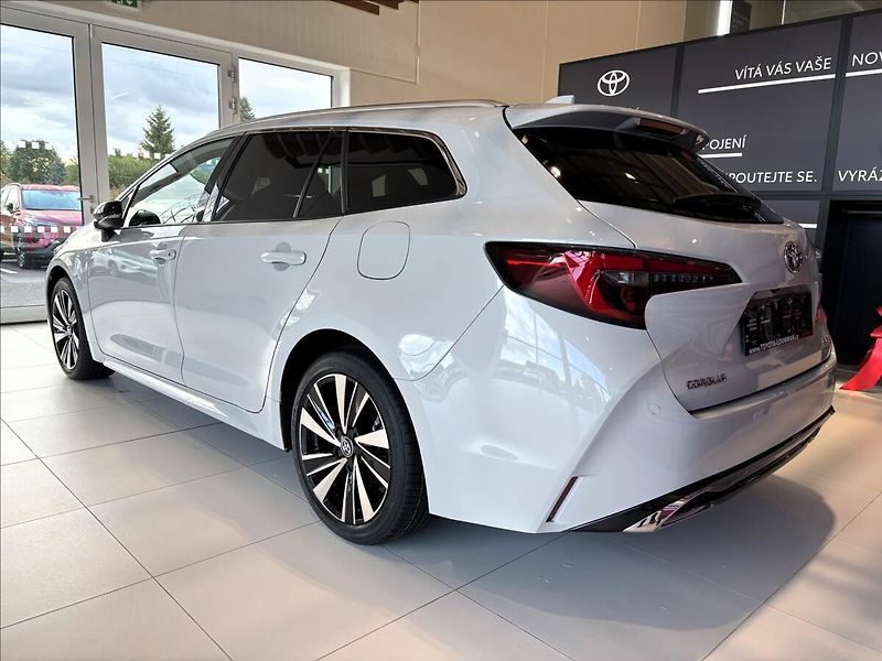 Toyota Corolla 1,8   TS Style HEV - fotka 5 z 9
