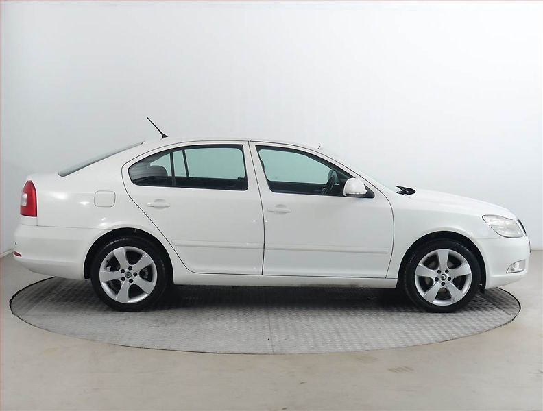 Škoda Octavia (2011) Ambiente 1.6 TDI, Tempomat - fotka 6 z 15