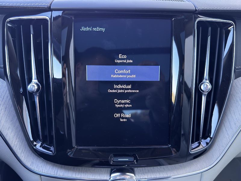 Volvo XC60 FWD B5/vzduch/4*klima/PANO/  - fotka 32 z 43