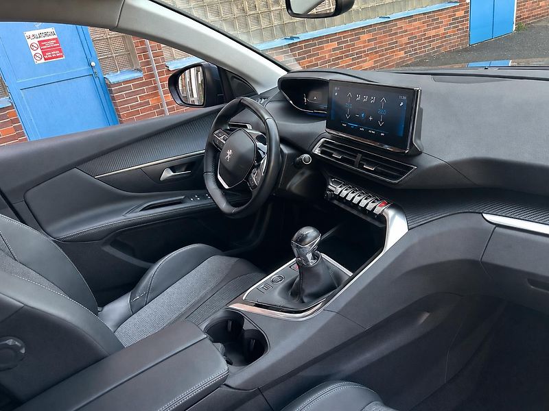 Peugeot 5008 (2021) ALLURE 1.2i,ČR,ZÁRUKA,7 MÍST - fotka 9 z 9