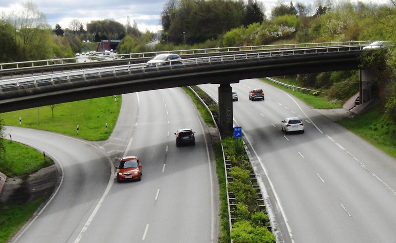 Osobní automobil proti směru ostatních vozidel na silnici v Německu.Jízda v protisměru patří spolu s couváním a otáčením mezi šestibodové přestupky na dálnici. Ilustrační snímek z Německa.