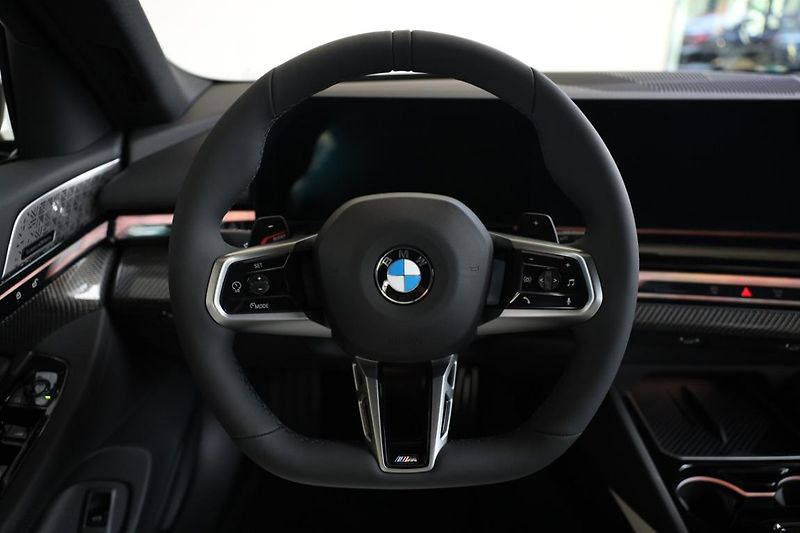BMW Řada 5 540d xDrive Touring - fotka 10 z 18