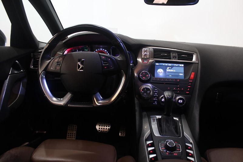 Citroën DS5 (2013) 2.0HDI Automat 120kW Navi ČR - fotka 32 z 36