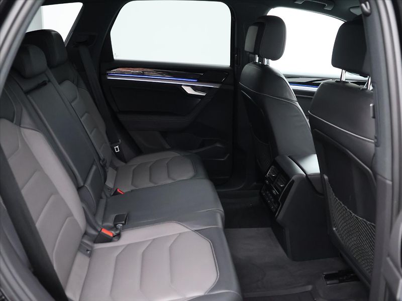 Volkswagen Touareg 3,0 TSI 250 kW 4x4 CZ R-line - fotka 13 z 29
