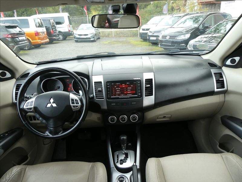 Mitsubishi Outlander 2,4 i 125kW 7.míst,4x4,automat - fotka 26 z 35