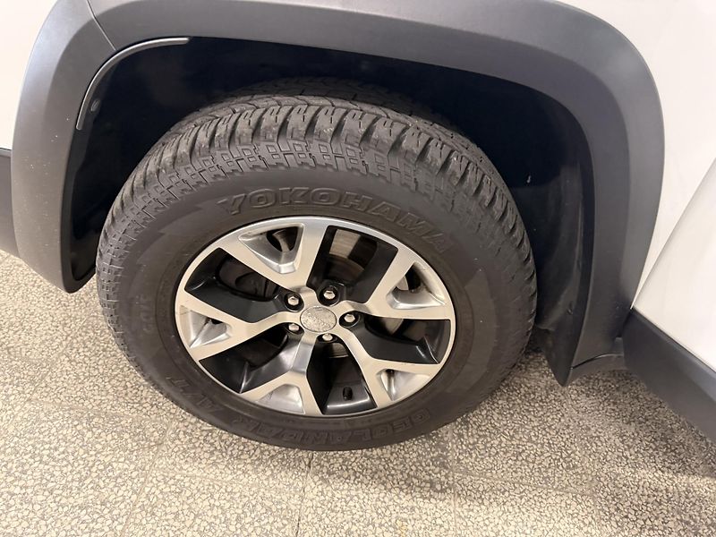 Jeep Cherokee (2016)  3.2 V6 Trailhawk 4WD,1941!! - fotka 14 z 37