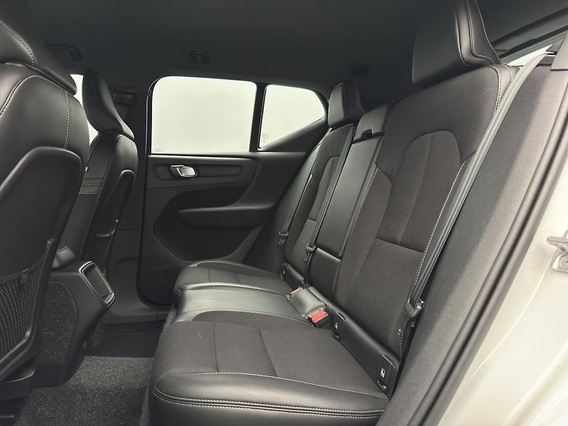 Volvo XC40 T4 MOMENTUM AUT - fotka 6 z 45