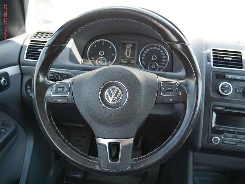 Volkswagen Touran (2013) 2.0 TDI, Xenon, webasto - fotka 14 z 23