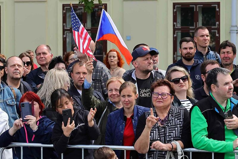 Plzní projel Konvoj svobody. Stovky kusů historické vojenské techniky v neděli projely z Bor do centra města. Ulice lemovaly tisíce diváků.