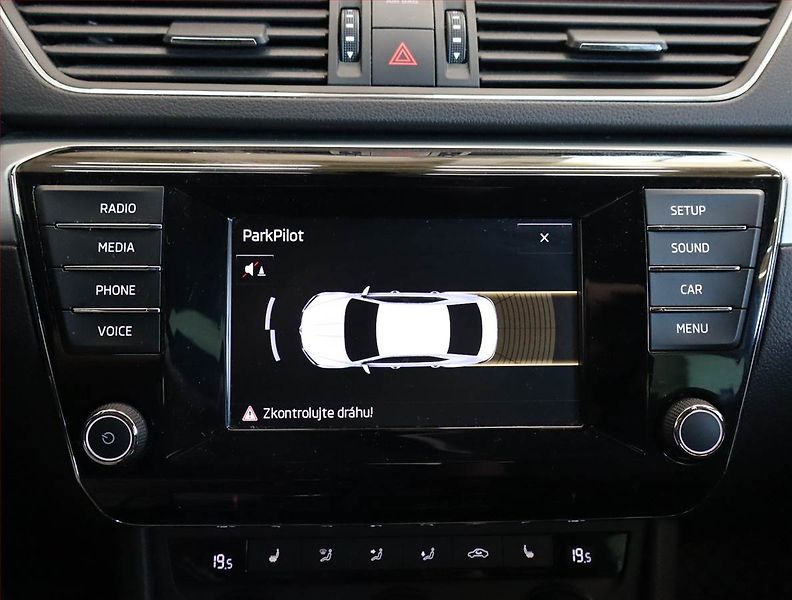 Škoda Superb (2016) 2.0 TDI 4x4, 4X4, Bi-Xenony - fotka 13 z 28