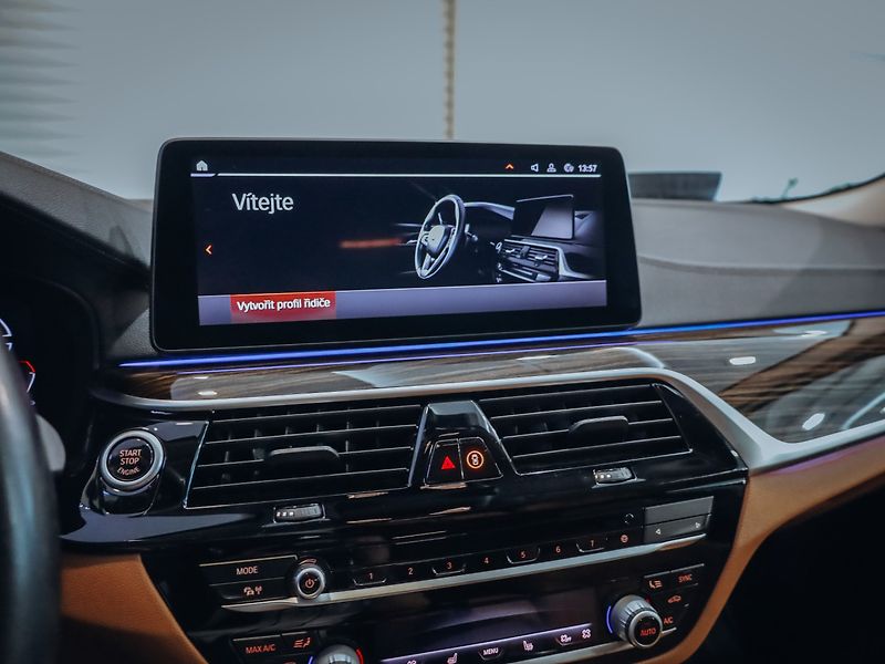 BMW Řada 5 530d xDrive 210 kW - fotka 14 z 28