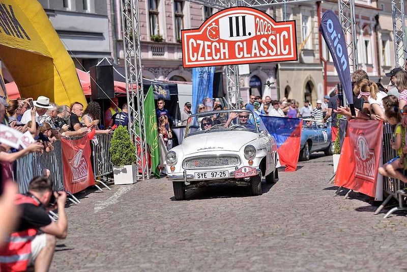 Krásný Jaguar z roku 1952 byl prvním vozem na trase.