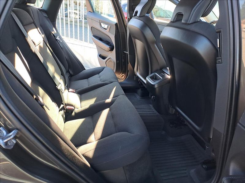Volvo XC60 2,0 D4 FWD MOMENTUM - fotka 7 z 18