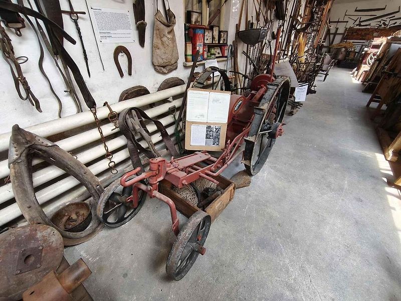 Žlutý Zetor 25 ve Skalné. V roce 1946 ho nastříkali barvou po Afrikakorpsu