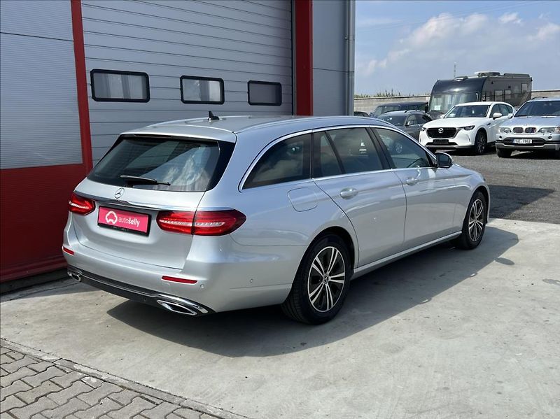 Mercedes-Benz Třídy E 2,0 E 220 d / 9G-TRONIC - fotka 5 z 35