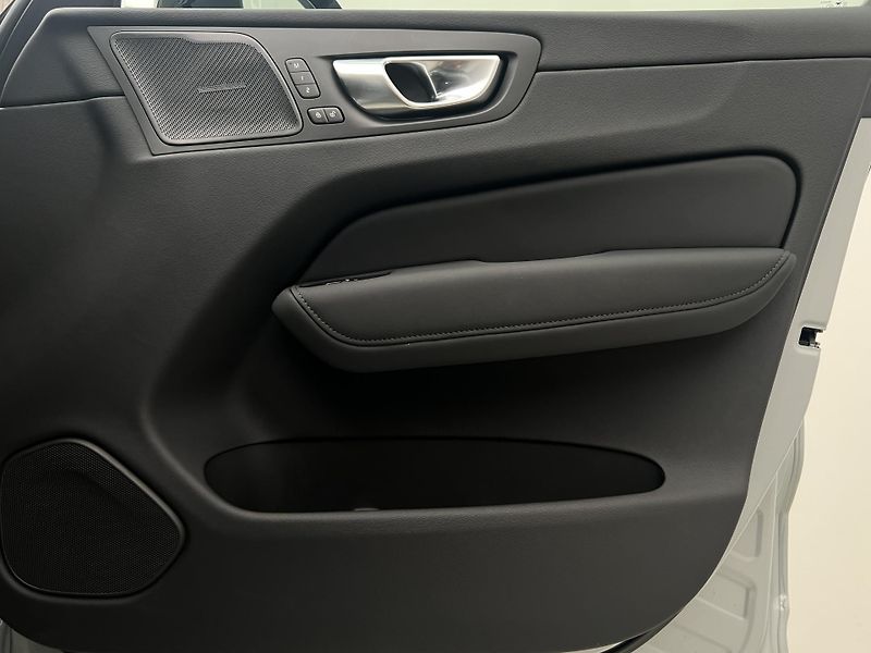 Volvo XC60 T6 AWD DARK PLUS AUT - fotka 48 z 48