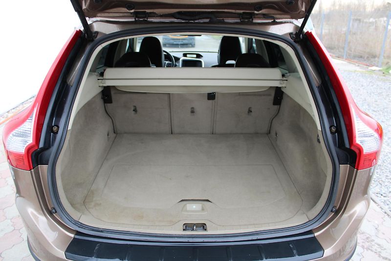 Volvo XC60 2,4D SUMMUM - fotka 11 z 22